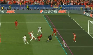 Vì sao bàn thắng của Benzema không được công nhận, dù hầu hết nghĩ rằng hợp lệ?