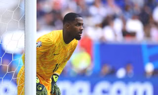 Thủ môn Mike Maignan, người hùng nước Pháp chiến đấu để 'mang vinh quang về cho mẹ'