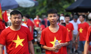 Sau cơn mưa, người hâm mộ Phú Thọ quyết nhuộm đỏ sân Việt Trì, cổ vũ U23 Việt Nam