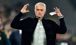Jose Mourinho lại gây sốc với tuyên bố 'tung đồng xu để chọn đội hình'