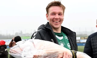 Từ dép, tạp dề đến trứng và lợn nguyên con, những phần thưởng cười ra nước mắt của các Cầu thủ hay nhất trận