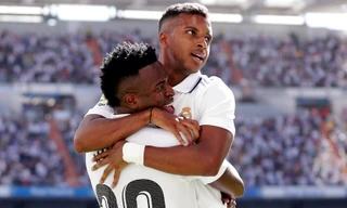 Đôi cánh Brazil tỏa sáng, Real nối dài mạch toàn thắng và độc chiếm ngôi đầu