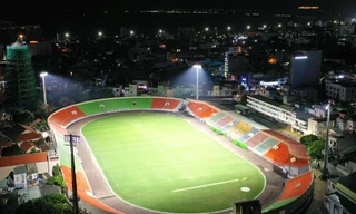 Trước mùa giải mới, sân Quy Nhơn được nâng cấp, đủ sáng để đá tối