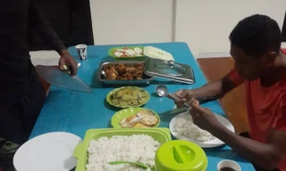 Cận cảnh bữa ăn đạm bạc và đôi giày mòn vẹt của các VĐV Timor-Leste trước SEA Games 32