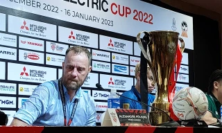 Cầu thủ Thái Lan đột nhập phòng họp báo, dội nước lên người HLV Mano Polking