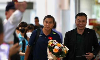 Gây ấn tượng trước đội bóng đứng thứ 2 thế giới, ĐT nữ Việt Nam được chào đón nồng nhiệt ngày trở về