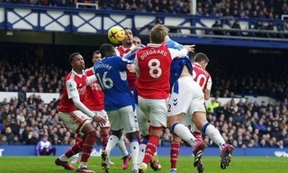 Pha đánh đầu ghi bàn thắng mang lại chiến thắng 1-0 cho Everton của Tarkowski trước đội đầu bảng Arsenal