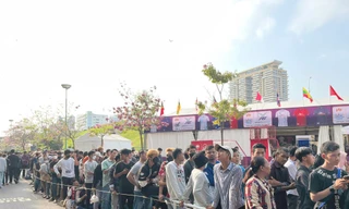 Choáng với dòng người dài bất tận chờ tấm vé miễn phí SEA Games 32