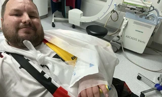 Người hùng tuyển Đức sút bóng khiến CĐV gãy tay, hát quốc ca trên cáng