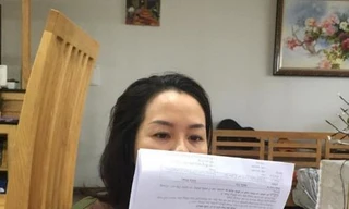 Góc ấm lòng: Mẹ ra tay “cứu nguy” mùa thi, cùng con gái học bài từ sáng sớm