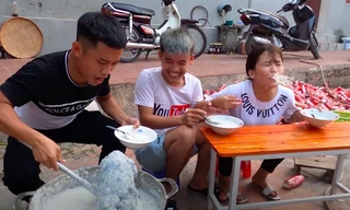 Clip “nấu cháo gà nguyên lông” chỉ là một trong vô số vlog câu view bất chấp trên YouTube