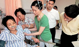 Tự mổ bụng vì không có tiền chữa bệnh