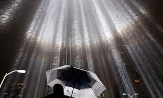 Tòa tháp đôi sáng rực trên bầu trời nước Mỹ