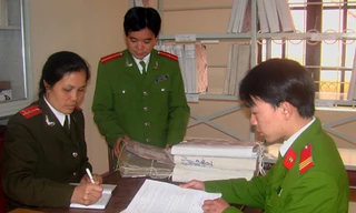 Xuyên rừng bắt kẻ giết người giữa 30 nòng súng kíp