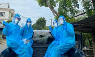 Cán bộ, học viên, sinh viên trường Đại học Y Dược - ĐH Thái Nguyên đến các điểm xét nghiệm.