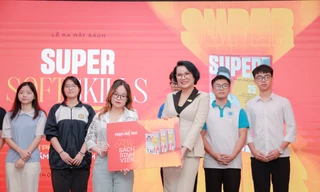 Tác giả '25 bí quyết vàng trong phỏng vấn tuyển dụng trăm trận trăm thắng' tặng sách cho sinh viên