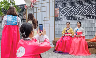 Lễ hội Con đường văn hóa Hàn Quốc 2024 tại con đường đá Đại sứ quán Hàn Quốc tại Việt Nam
