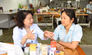 ‘Bác sĩ làn da’ đến với nữ công nhân xưởng may Alens, Kim Quan, Thạch Thất, Hà Nội