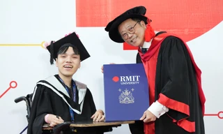 Hai sinh viên khuyết tật đã bước trên hành trình học vấn với quyết tâm đáng nể