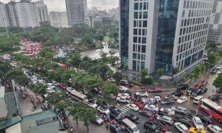 Mưa lớn khiến đoạn đường gần khu đất Đại sứ quán Mỹ kẹt cứng sáng nay 12/8