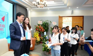 'Xây dựng thương hiệu cá nhân để tự bán mình với giá cao nhất' đang được bán ở đâu?