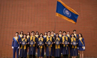 Bộ lễ phục với chủ đề “Khát vọng bay xa” của Trường Khoa học liên ngành và Nghệ thuật, Đại học Quốc gia Hà Nội (VNU-SIS)