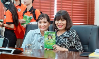 Tác giả Lê Hoa Chi và các mạnh thường quân tặng 400 cuốn sách cho sinh viên Thái Nguyên