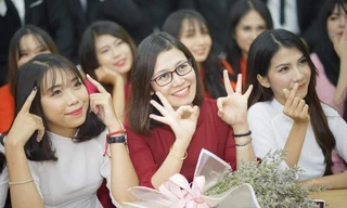 TS. Đào Thị Thu Trang và sinh viên.