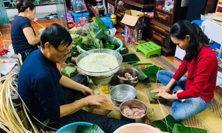 Việc cả nhà quây quần gói bánh chưng Tết là một phong tục có nhiều giá trị văn hóa nhưng ngày càng mai một. Ảnh: Minh Hạnh. 