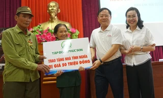 Ông Lê Xuân Sơn, Tổng biên tập Báo Tiền Phong và bà Phạm Thị Hân, Ủy viên Thường vụ tỉnh ủy, Chủ tịch Mặt trận tổ quốc Việt Nam tỉnh Quảng Bình trao tặng nhà cho các cựu TNXP 