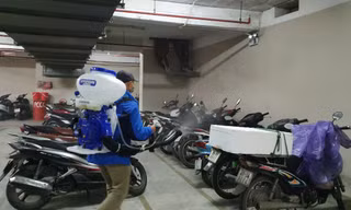 Công nhân phun thuốc khử khuẩn tại khu vực để xe