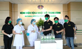 Trao tặng đồ uống cho các y bác sỹ tại Bệnh viện Nhiệt đới Trung ương - một trong những tuyến đầu chống dịch