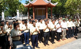 Lãnh đạo, cán bộ công nhân viên Tập đoàn Cienco4 kính cẩn nghiêng mình tưởng niệm và tri ân sự hy sinh anh dũng của các Liệt sĩ trong các cuộc kháng chiến cứu nước, dành lại độc lập tự do cho dân tộc