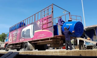 Xe của Tập đoàn Tân Á Đại Thành chở quà tặng là bồn nước cho chiến sỹ, nhân dân đảo Lý Sơn 