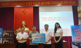Nhà tài trợ, Tổng Biên tập báo Tiền Phong và đại sứ chương trình tặng sản phẩm cho biểu trưng sản phẩm cho đại diện huyện Minh Hóa 