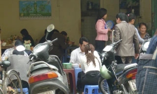 Dân văn phòng đang "tràn" vào quán hủ tiếu trên phố Nguyễn Gia Thiều