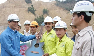 Anh Dương Văn An tặng quà cho công nhân công trình thủy điện Lai Châu Ảnh: Nguyễn Hà