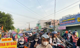 Chen chân lên phà, nhích từng mét trên cao tốc về TPHCM sau kỳ nghỉ giỗ Tổ