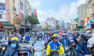 Luôn ùn ứ vào giờ cao điểm, cư dân khu Nam TPHCM 'mướt mồ hôi' đi làm