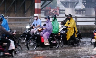 TPHCM đón triều cường kết hợp mưa trái mùa 