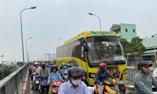 Trở lại làm việc sau lễ giỗ Tổ, đường phố TPHCM ken đặc phương tiện