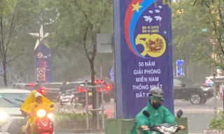 Mưa tầm tã ở TPHCM, người dân chật vật di chuyển giờ tan tầm