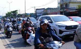 Cuối kỳ nghỉ, dòng người đông đúc đổ về TPHCM giữa nắng nóng hơn 36 độ C
