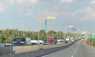 Ùn tắc kéo dài trên cao tốc TPHCM - Long Thành, xe nối đuôi 'chôn chân' nhiều giờ 