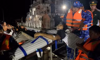 Cảnh sát biển cấp cứu kịp thời thuyền viên nước ngoài bị nôn ra máu