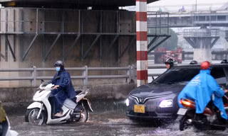 Trời TPHCM tối sầm, mưa trái mùa diện rộng gây ngập úng nhiều nơi