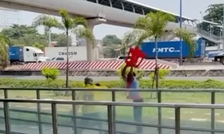 Vì sao bảo vệ nhà ga metro vác ghế đánh nhau với tài xế xe công nghệ?