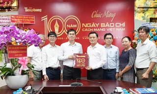 Phó Chủ tịch UBND TPHCM đến thăm, chúc mừng báo Tiền Phong 