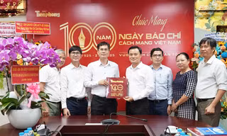 Phó Chủ tịch UBND TPHCM đến thăm, chúc mừng báo Tiền Phong 