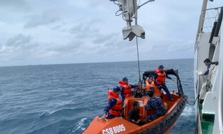 Tàu Cảnh sát biển 8005 kịp thời ứng cứu ngư dân trên biển 